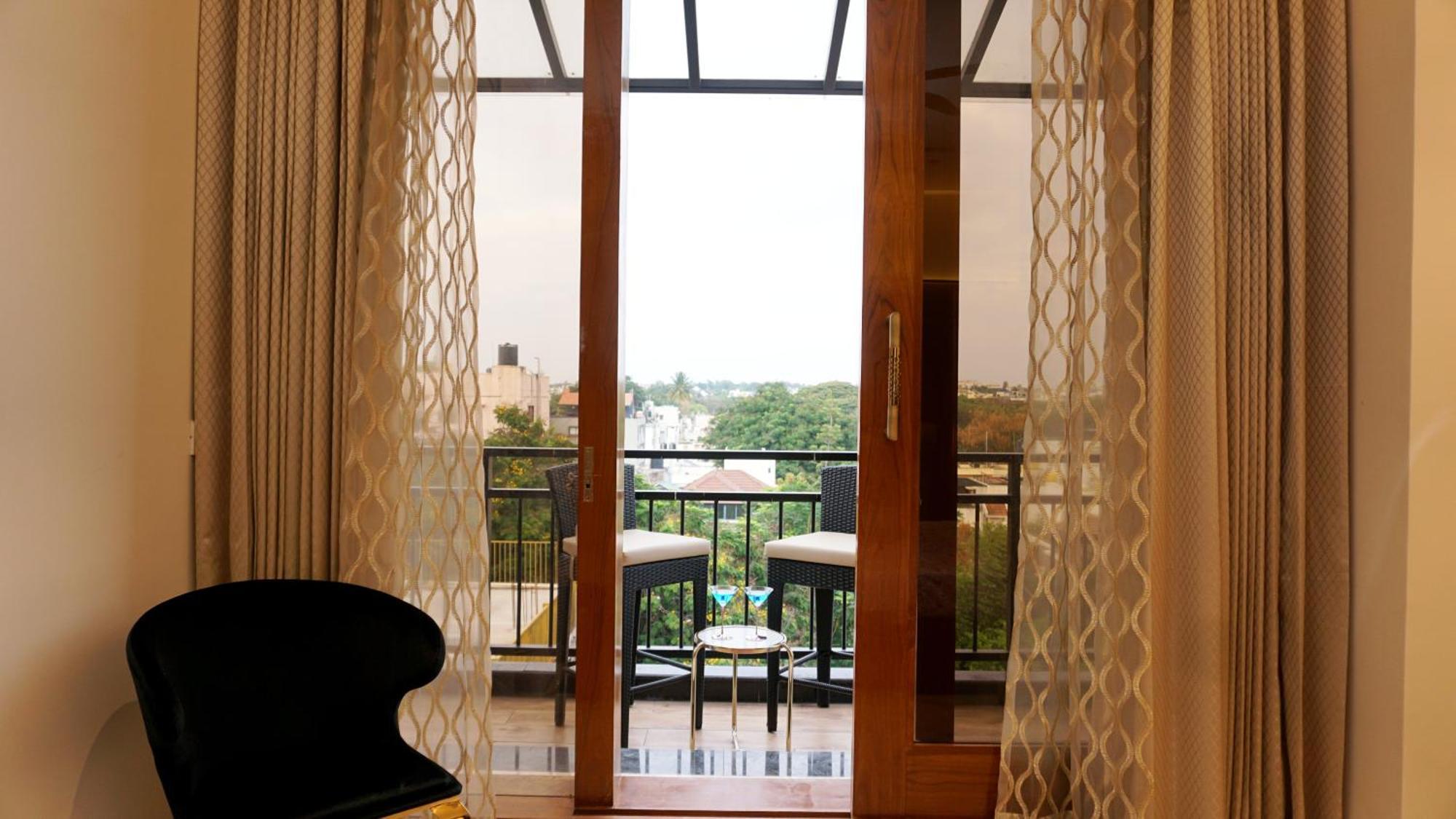 Apartamento The Pentouz On 100 Feet Road Indiranagar - An Urban Luxury Retreat Bangalore Exterior foto
