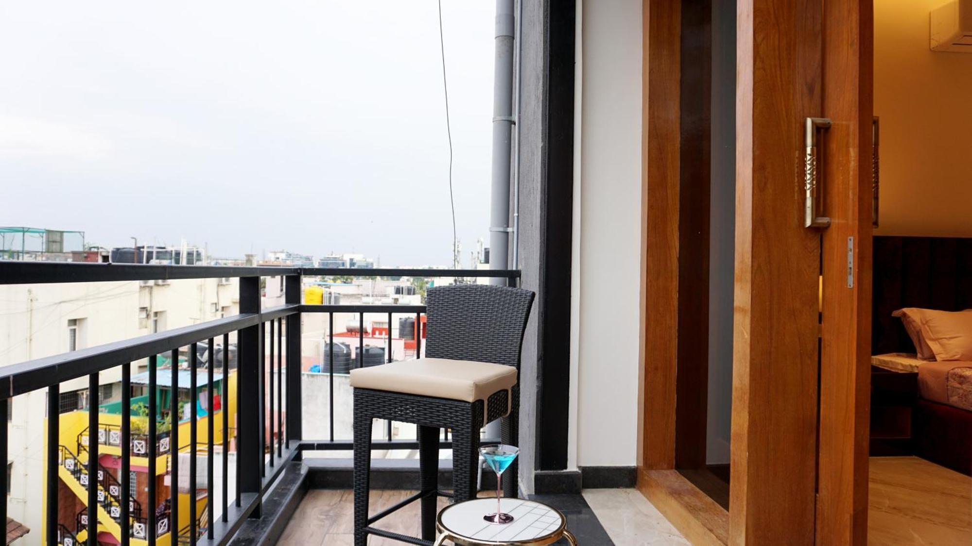 Apartamento The Pentouz On 100 Feet Road Indiranagar - An Urban Luxury Retreat Bangalore Exterior foto