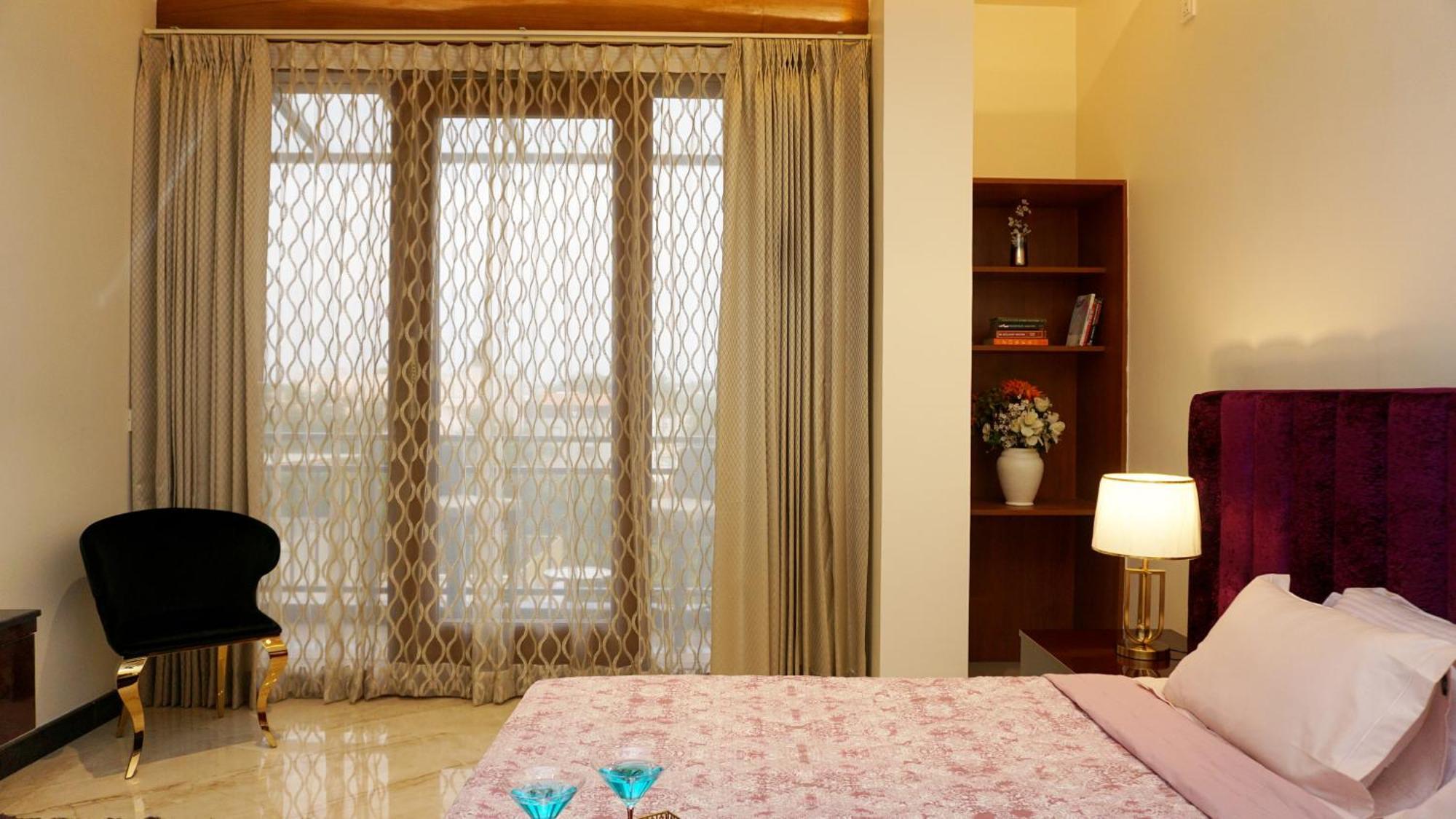 Apartamento The Pentouz On 100 Feet Road Indiranagar - An Urban Luxury Retreat Bangalore Exterior foto