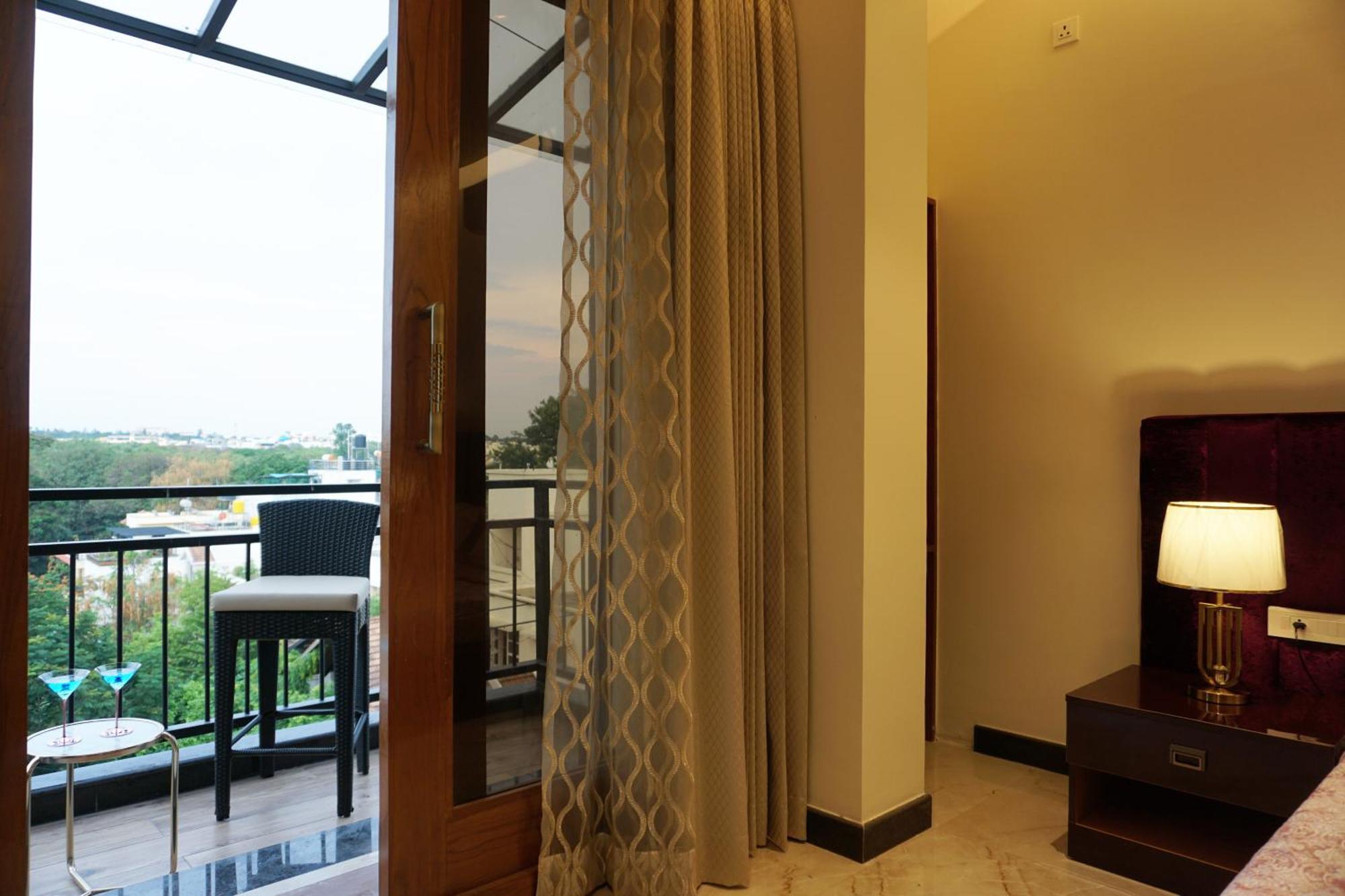 Apartamento The Pentouz On 100 Feet Road Indiranagar - An Urban Luxury Retreat Bangalore Exterior foto