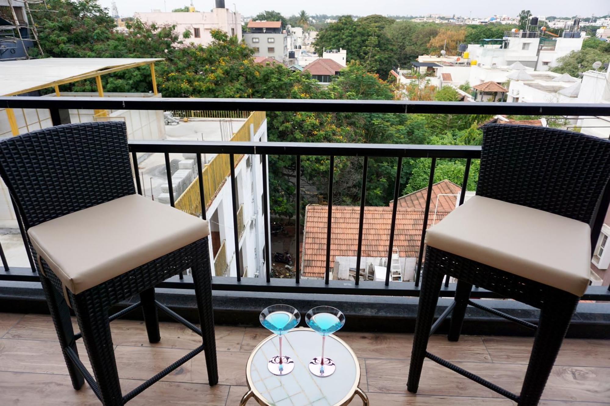 Apartamento The Pentouz On 100 Feet Road Indiranagar - An Urban Luxury Retreat Bangalore Exterior foto