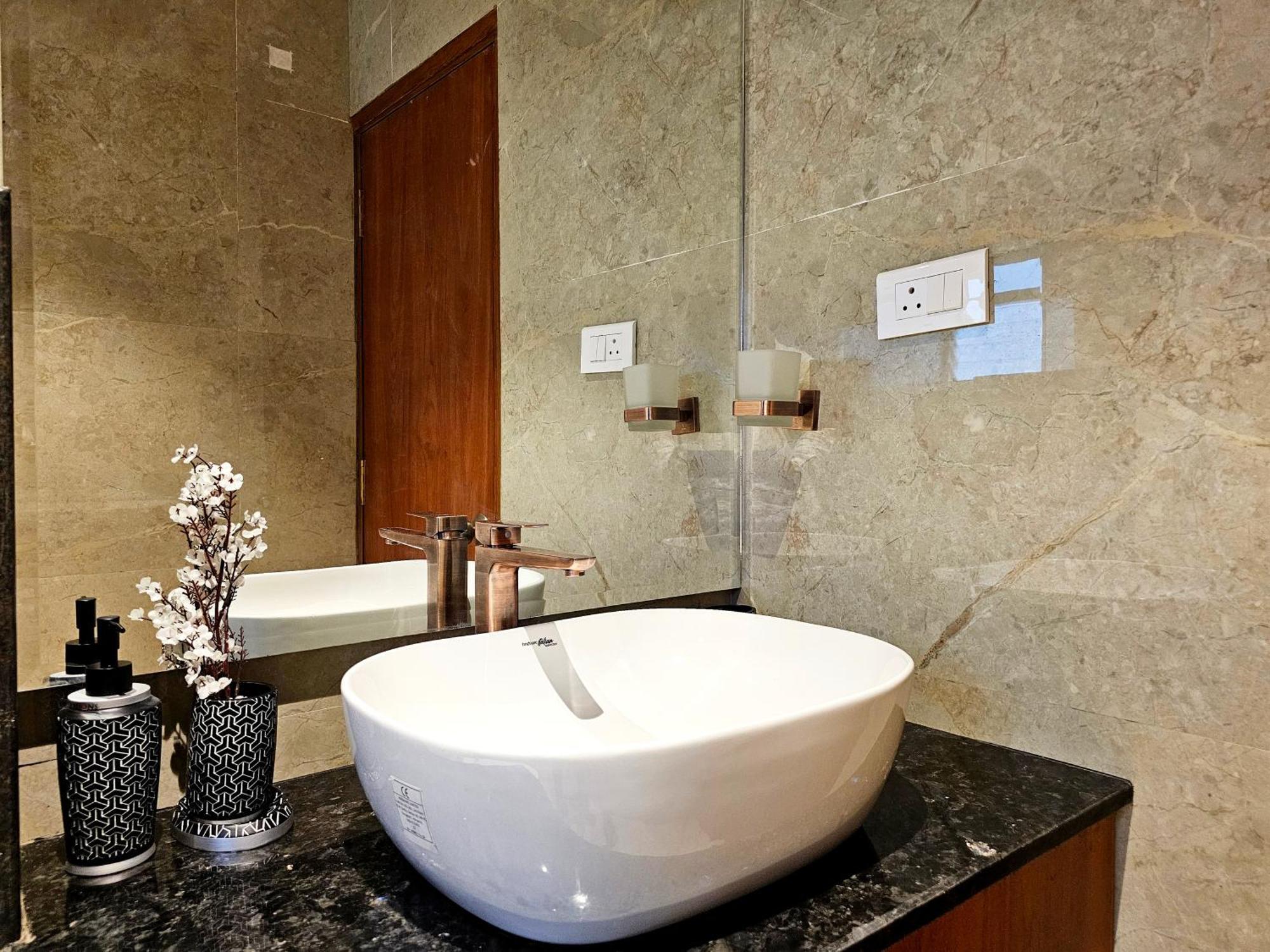 Apartamento The Pentouz On 100 Feet Road Indiranagar - An Urban Luxury Retreat Bangalore Exterior foto