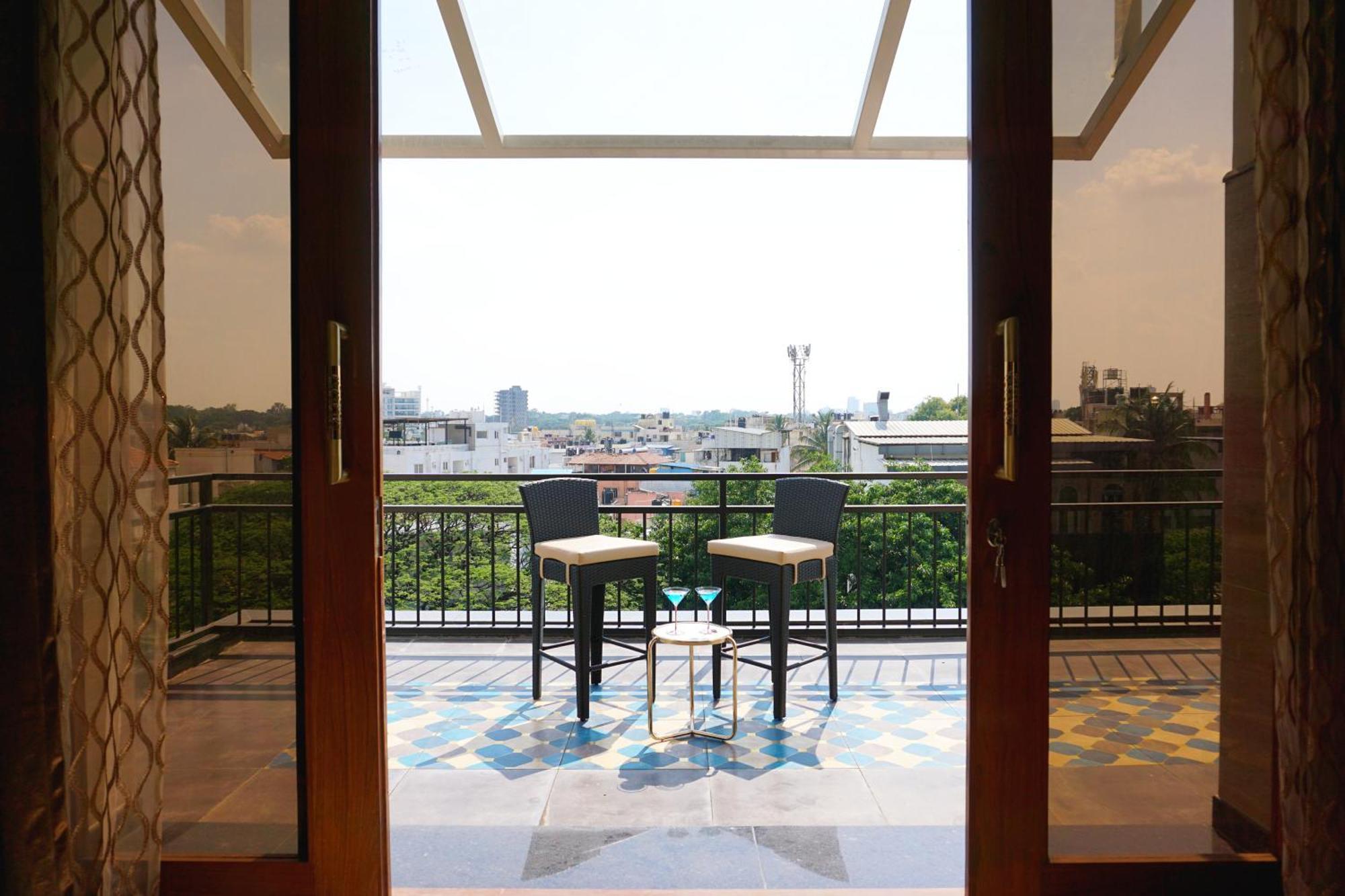 Apartamento The Pentouz On 100 Feet Road Indiranagar - An Urban Luxury Retreat Bangalore Exterior foto